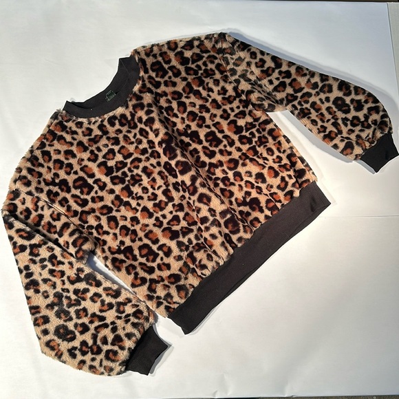 Leopard pattern top. Extremely stylish - Picture 1 of 8